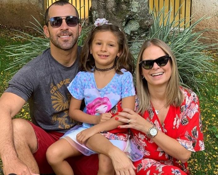 Bruno com a filha Clara e a mulher Paola em Florian&oacute;polis. Foto: Reprodu&ccedil;&atilde;o Instagram @brunofontesoficial