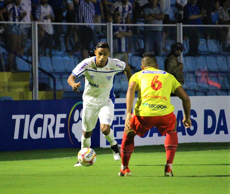 Arnaldo, com a bola, em lance pelo Catarinense 2020 – Foto: Andr&eacute; Palma Ribeiro/Ava&iacute; FC/divulga&ccedil;&atilde;o