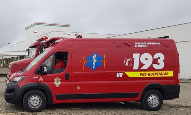 Corpo do homem foi encontrado &agrave;s margens do rio na sexta-feira (21) – Foto: Bombeiros Volunt&aacute;rios de Joinville/Facebook