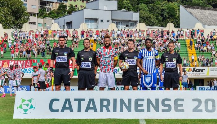 <strong>MARÇO</strong>: Com Rodrigo Santa no comando, o Leão começou o mês de março vencendo o Tubarão e Juventus e empatando com o Concórdia, na última rodada do turno do estadual. A combinação de resultados da rodada deixou o Leão na liderança do campeonato. A partida contra o Concórdia marcou também a última do Leão antes da paralisação do futebol brasileiro devido a pandemia do novo coronavírus (Covid-19). – Foto: Ricardo Artifon/CAC