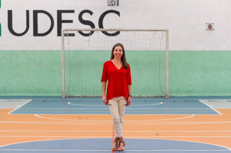 Pesquisadora Adriana Coutinho de Azevedo será a primeira mulher catarinense a o<span style="font-weight: 400;">cupar uma cadeira na Academia Brasileira de Educação Física</span> – Foto: Flavio Tin/ND