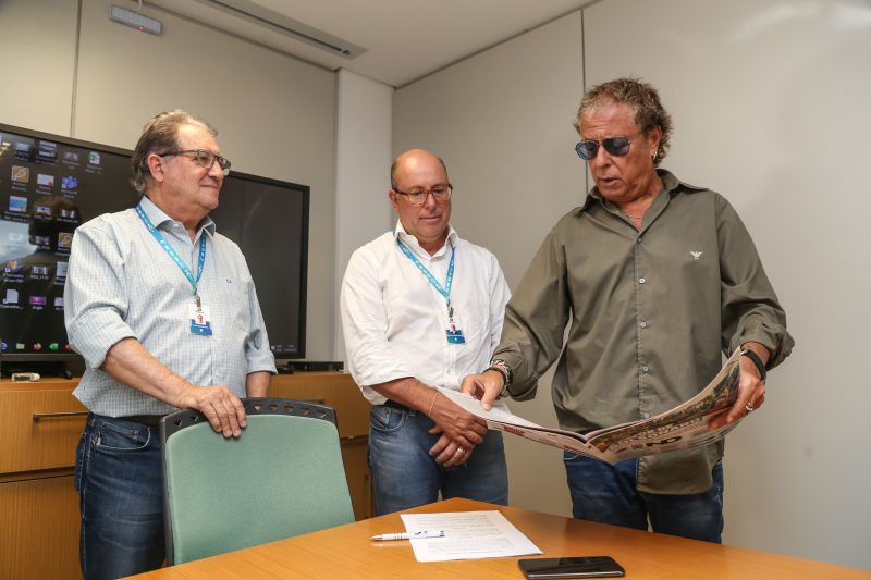 No dia da assinatura do contrato, h&aacute; dois anos, em abril de 2020,&nbsp; com o diretor de Conte&uacute;do Luiz Meneghin&nbsp; e Marcelo Petrelli, presidente do grupo&nbsp; ND, o compromisso da dar o sangue.&nbsp; Foto: Anderson Coelho/ND
