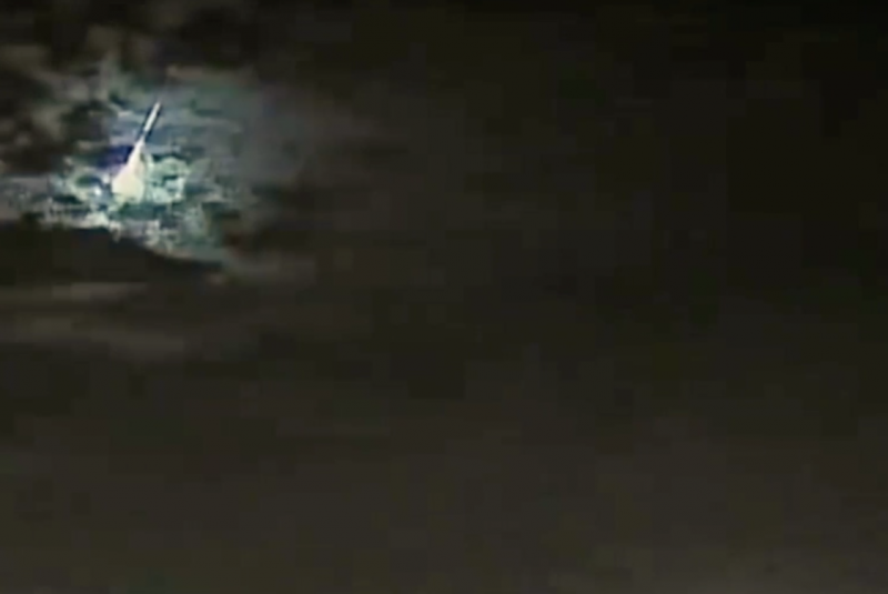 Queda do meteoro aconteceu de madrugada, no entanto, foi flagrada em v&iacute;deo – Foto: Reprodu&ccedil;&atilde;o