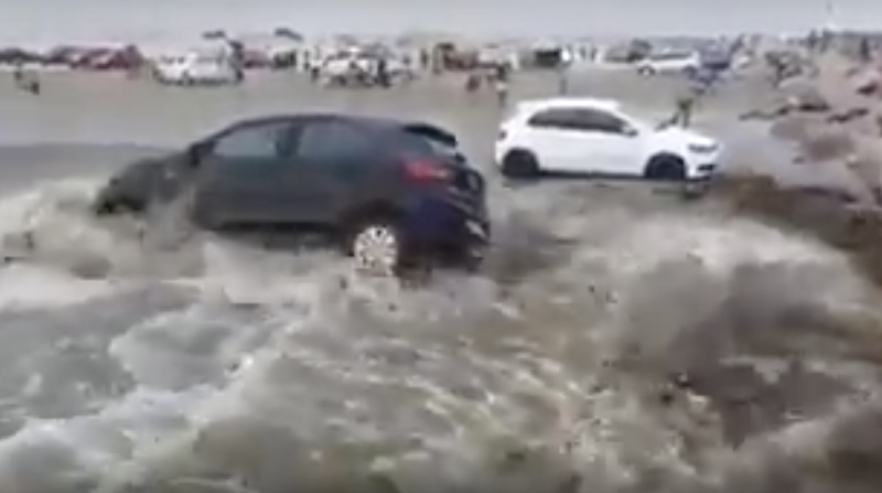 Mar invade Praia do Cassino e arrasta carros – Foto: Reprodução Youtube