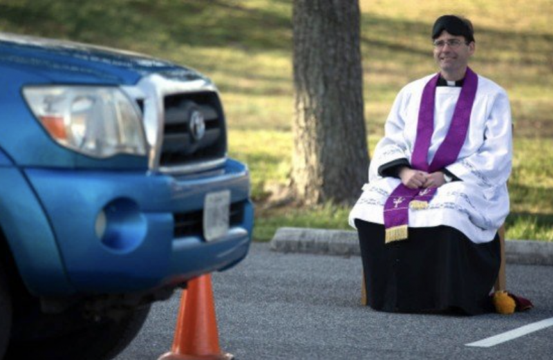 Padre oferece confession&aacute;rio drive thru. S&oacute; n&atilde;o pode pedir pra viagem… – Foto: Reprodu&ccedil;&atilde;o Facebook