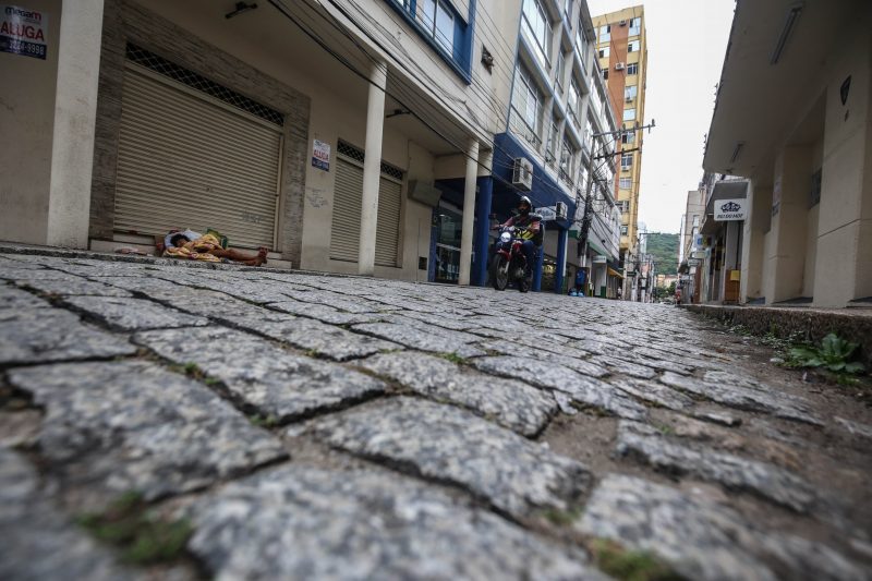 Pessoa em situa&ccedil;&atilde;o de rua no Centro Leste de Florian&oacute;polis – Foto: Anderson Coelho/ND