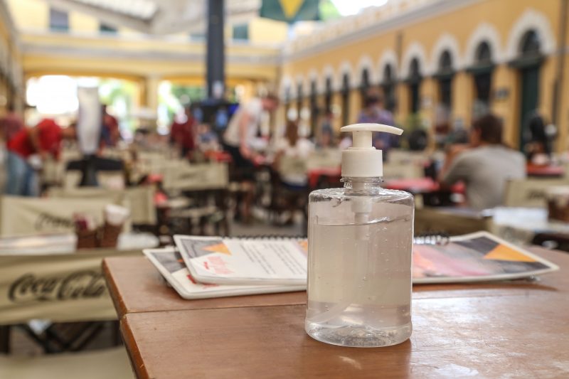 &Aacute;lcool gel 70% virou artigo raro em farm&aacute;cias e supermercados – Foto: Anderson Coelho/ND