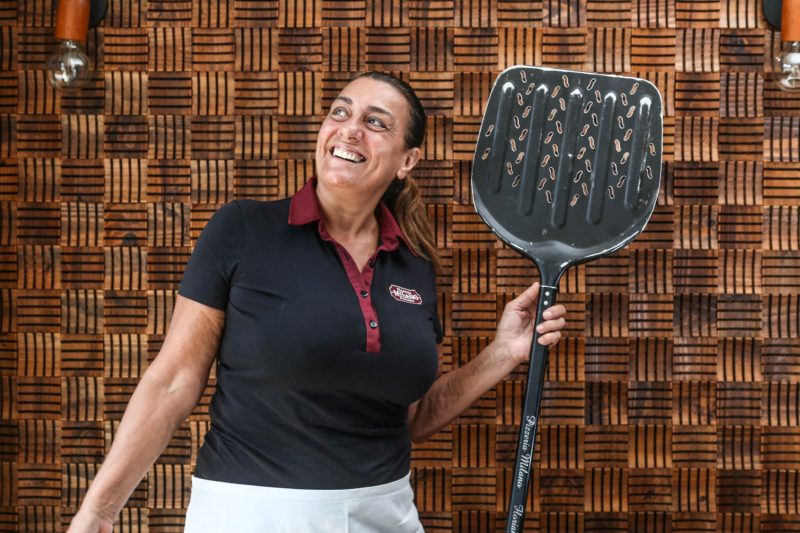 A italiana Grace est&aacute; &agrave; frente de uma das pizzarias mais famosas da cidade, mas levou anos para conquistar o paladar ‘manezinho’ – Foto: Anderson Coelho/ND