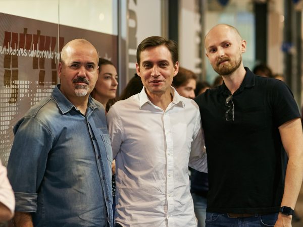 O diretor de Inovação na Softplan Guilherme Tossulino (no centro) e os fundadores da 1Doc Jéferson Castilhos (E) e Jaison Niehues (D) &#8211; Foto: Divulgação/1Doc