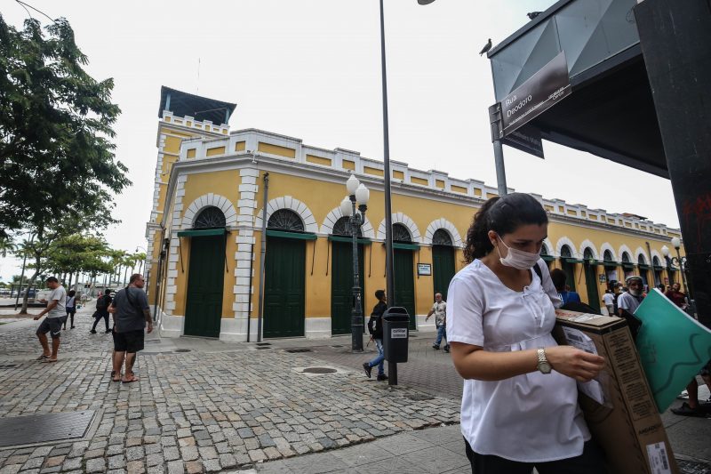 Pessoas circulam na rua com prote&ccedil;&atilde;o de m&aacute;scara – Foto: Anderson Coelho/ND