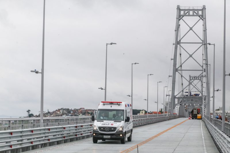 Na Ponte Herc&iacute;lio Luz, servi&ccedil;os essenciais continuam – Foto: Anderson Coelho/ND