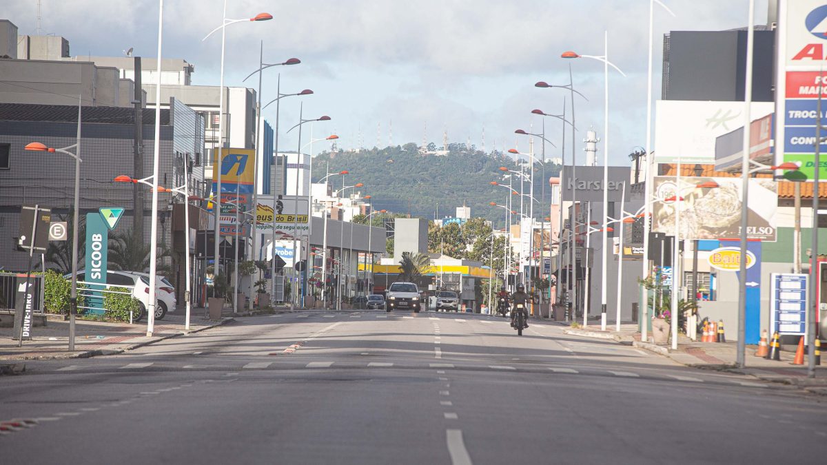 Obra em avenida crucial da Grande Florianópolis interdita trânsito; confira rotas
