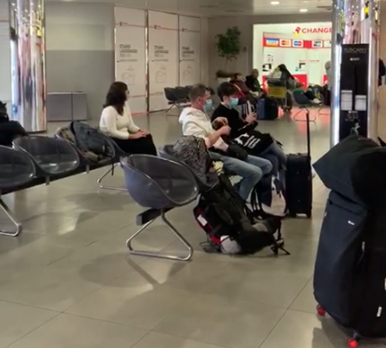 Pessoas usam máscara como medida de proteção contra o contágio por coronavírus no aeroporto de Florença, na Itália – Foto: Reprodução/Whatsapp/ND