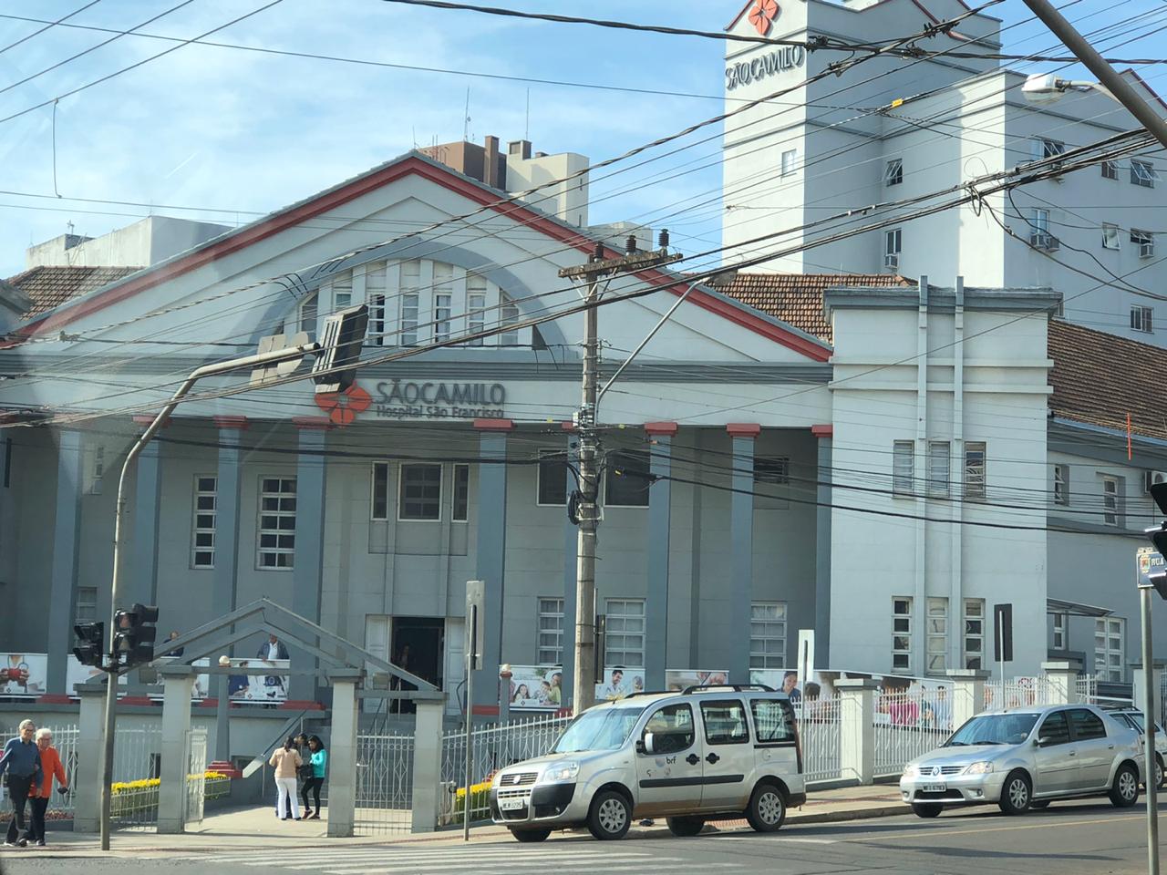 Ivonete Terezinha Santana, de 55 anos, morreu por Covid-19 no dia 14 de maio. A moradora de Concórdia estava internada no Hospital São Francisco. Após sentir os sintomas da infecção ela foi internada no dia 26 de abril, testando positivo para coronavírus no dia 1º de maio. Ela ficou 15 dias na UTI. Dois dias depois ela precisou voltar para UTI após apresentar problemas respiratórios, chegando a ser colocada em ventilação mecânica e, posteriormente, entubamento. A Vigilância Epidemiológica do município registrou a morte primeiro como insuficiência respiratória aguda. Depois, a causa foi corrigida para Covid-19. Santana era moradora do bairro Catarina Fontana e trabalhava em uma agroindústria. Ela deixa esposo, filhas e uma neta. Seu corpo foi sepultado no cemitério Parque Concórdia. - Willian Ricardo/ND