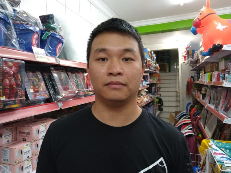 Yiheng Rong, de 28 anos, rebate comentários preconceituosos sobre sua origem – Foto: Bruna Stroisch/ND