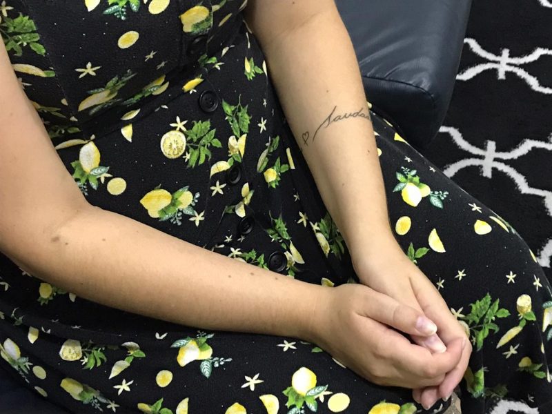 Na pele, a tatuagem que marca a saudade de Andreza pela irm&atilde; – Foto: Luana Amorim/ND