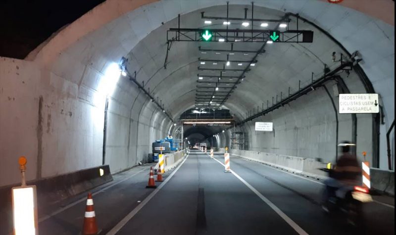 Imagem mostra trabalhadores atuando no túnel do Morro do Boi, na BR-101, entre Balneário Camboriú e Itapema