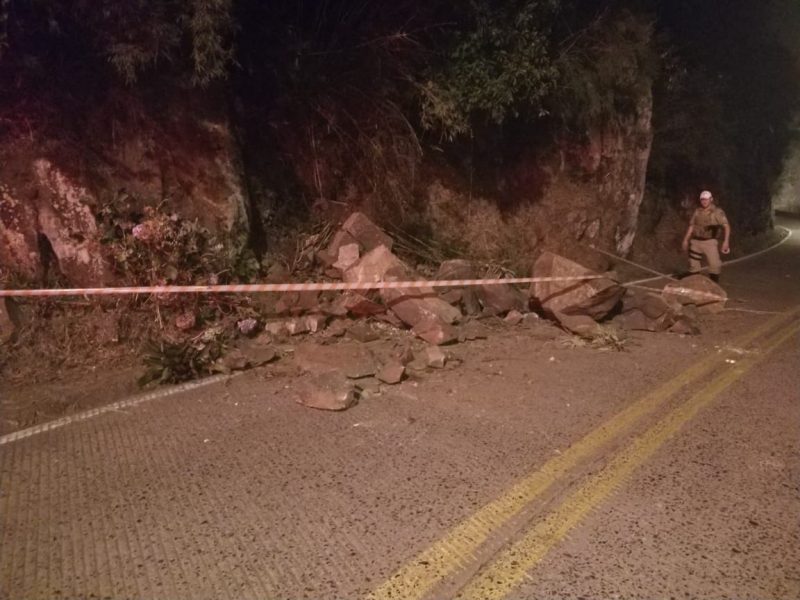 Queda de barreira deixou o tr&acirc;nsito em meia pista – Foto: Divu&ccedil;lga&ccedil;&atilde;o/PMRV/ND