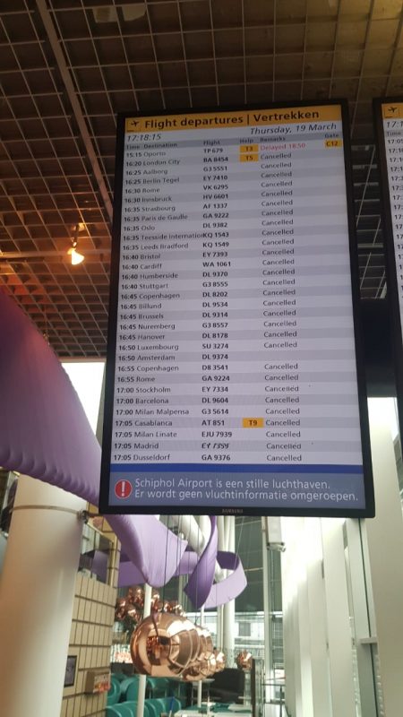 Painel de decolagens no aeroporto Schiphol, em Amsterdã, mostra quase 100% de voos cancelados numa tarde – Foto: Diogo Maçaneiro/ND