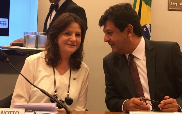 Deputada Carmen Zanotto e o ministro da saúde, Luiz Henrique Mandetta; deputada sempre foi vista com uma importante liderança nacional junto as políticas de enfrentamento a Covid-19 – Foto: Denise Lacerda/Divulgação/ND