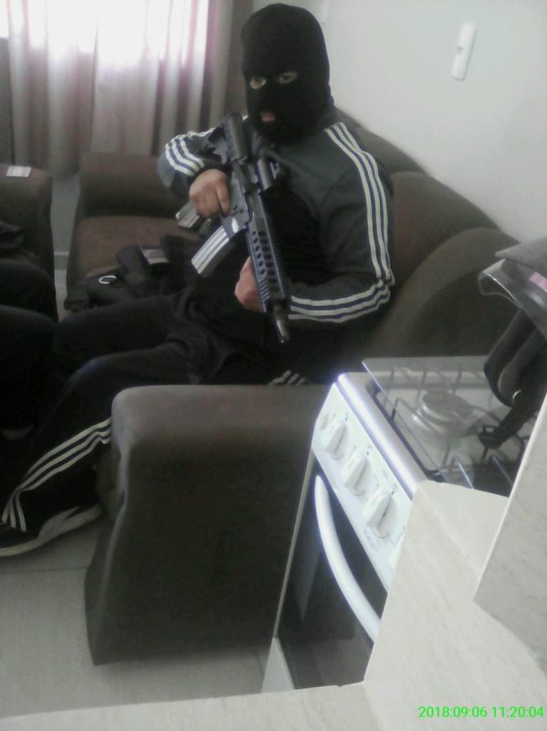 Anderson dos Santos Coelho tinha fotos posando com armas de fogo – Foto: PM/Divulga&ccedil;&atilde;o