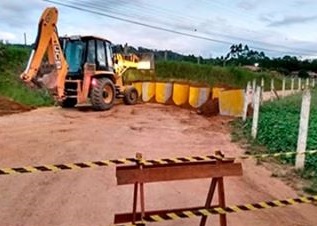 Tubos de concreto foram usados nos últimos dias para impedir passagem &#8211; Foto: PMT/Divulgação/ND