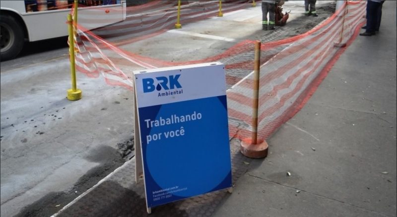 Taxa de esgoto em Blumenau Imagem mostra placa da BRK em rua de Blumenau, já que ela é a empresa responsável pelo esgoto na cidade