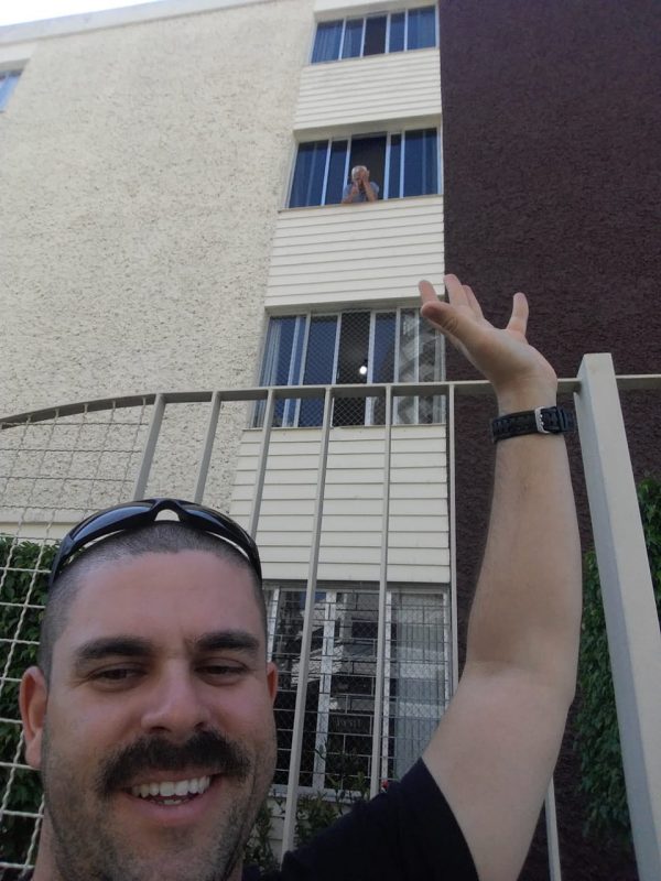 Pedro Paulo (na janela), de 95 anos, e Renato – Foto: Neto de Aluguel/ND