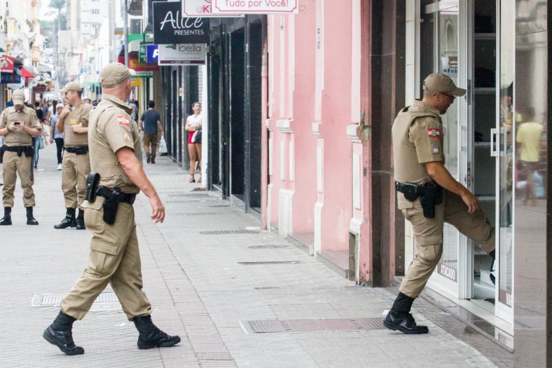 Grupos de policiais foram ao Centro de Florianópolis para alertar comerciantes, ambulantes e artistas de rua
