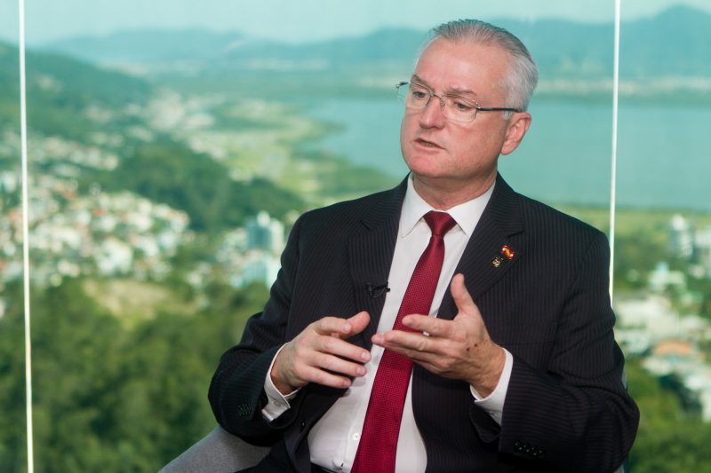 Para delegado geral Paulo Koerich, sociedade precisa ajudar as forças policiais com informações. Foto: Flávio Tin/ND
