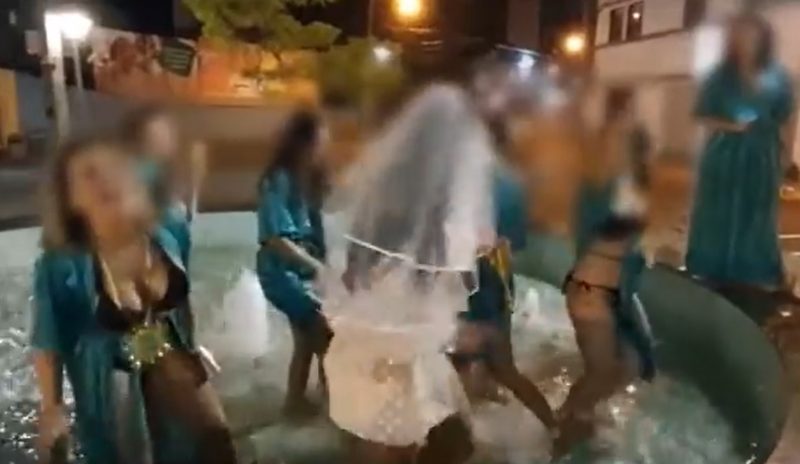 Participantes da festa acabaram dentro do chafariz – Foto: Reprodu&ccedil;&atilde;o/Divulga&ccedil;&atilde;o