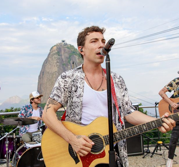 O cantor Di Ferrero, da banda NX Zero, foi um dos dois primeiros casos confirmados em Florianópolis no dia 13 de março. Nos dias anteriores, Ferrero realizou uma viagem para Nova York. O cantor está isolado em uma casa na Capital catarinense, fazendo tratamento - Reprodução Instagram/ND