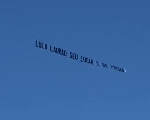 Avi&atilde;o bancado pelo empres&aacute;rio Luciano Hang passou por praias catarinenses – Foto: Reprodu&ccedil;&atilde;o/ND