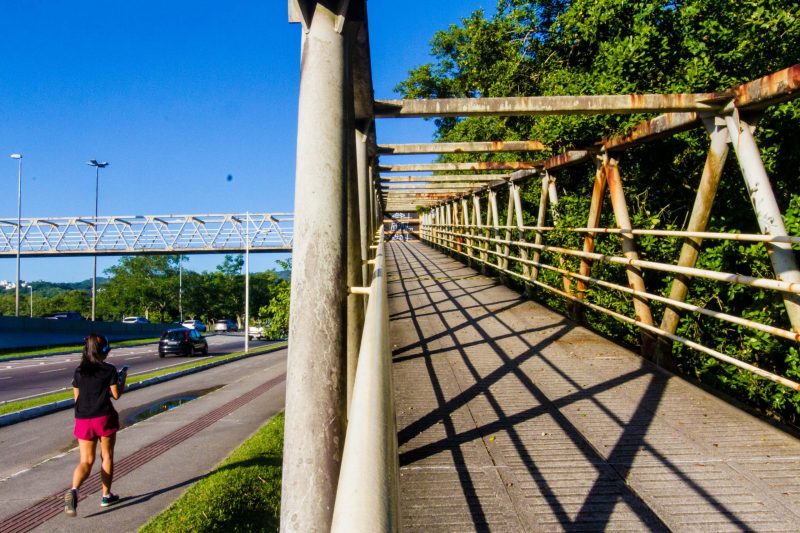 Passarela do CIC, em Florianópolis, passa por revitalização e deve ser entregue em 70 dias – Foto: Foto Flavio Tin/ND