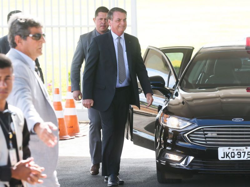 Bolsonaro cumprimenta populares no Palácio da Alvorada