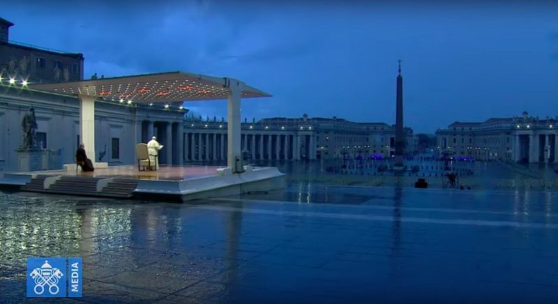 Papa Francisco reza sozinho na completamente vazia Praça de São Pedro – Foto: Reprodução/YouTube