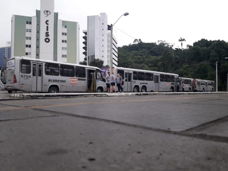 &Ocirc;nibus est&atilde;o parados em Blumenau por conta da pandemia do coronav&iacute;rus – Foto: Wellington Civiero/NW Blumenau