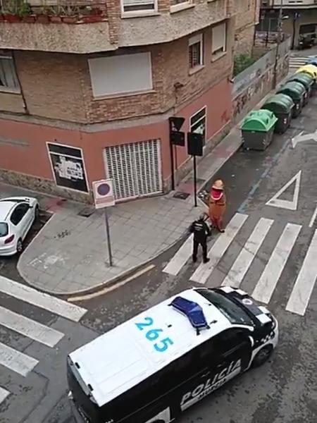 Homem fantasiado de dinossauro foi abordado pela polícia – Foto: Reprodução/Internet