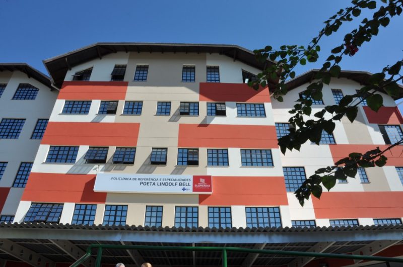 A imagem mostra a Policlínica Lindolf Bell em Blumenau.