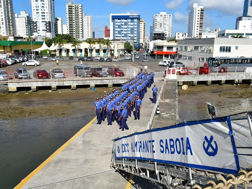 No dia 13 de março, os alunos visitaram o navio atracado no porto de Itajaí &#8211; Foto: Marinha do Brasil/ND