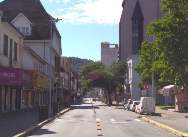 Uma mulher, de 55 anos, foi a sétima morte por Covid-19 registrada em Joinville, no dia 10. Ela tinha hipertensão, e estava internada em um hospital público da cidade. No mesmo dia um idoso, de 66 anos, também faleceu por coronavírus no município. Ele tinha histórico de doença crônica e estava internado em um hospital privado. A décima primeira morte foi registrada no dia 14 de maio. A vítima foi uma idosa de Confira a reportagem completa: <a href="https://bit.ly/2SSDjjK">https://bit.ly/2SSDjjK</a> - Sabrina Aguiar/NDTV