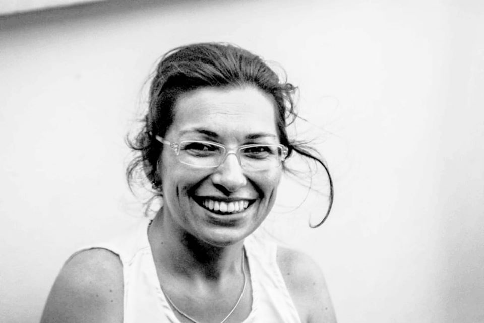 Rosana Magali Pereira, de 46 anos, morreu no dia 6 de junho. Ela era moradora do bairro São Vicente, em Itajaí, e estava internada no hospital Marieta. A causa da morte foi registrada como aneurisma e, no dia seguinte, um exame comprovou também a infecção por Covid-19. Segundo a Secretária de Saúde de Itajaí, Rosana tinha sequelas de poliomielite e era hipertensa. “Guerreira, determinada, amante dos gatos, apreciadora do futebol e do flamengo, nos deixará muita saudade” escreveu a equipe da Semasa de Itajaí, onde ela trabalhava. Ela deixa um filho. - Reprodução/Redes Sociais/ND