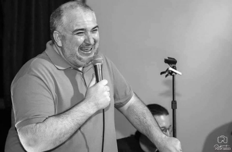 O empresário Djalma Marcelino, de 43 anos, morreu no dia 27 de junho. Ele morava em Braço do Norte, sendo a terceira vítima fatal da Covid-19 no município. Marcelino estava internado há mais de um mês no Hospital Nossa Senhora da Conceição, em Tubarão. Ele era dono de uma empresa de eventos e foi responsável por trazer várias bandas nacionais à região. Ele deixa esposa e filhos. Confira reportagem completa: <a href="https://bit.ly/38iD4EX">https://bit.ly/38iD4EX</a> - Reprodução Redes Sociais/ND
