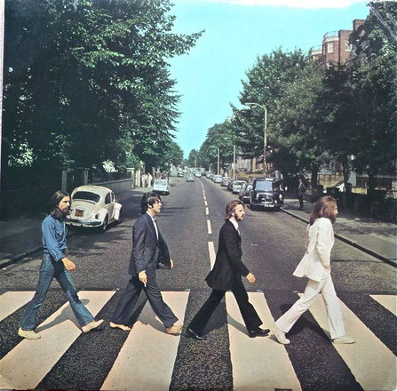 Em 1969, os Beatles eram tão famosos que nem precisaram usar o nome da banda ou título na capa do disco. A arte de Abbey Road é simples e imortal. Na época, o fotógrafo Iain MacMillan realizou uma sessão que mostra apenas George, Paul, Ringo e John atravessando a rua Abbey Road, em Londres. E, claro, depois disso o local virou ponto turístico, com fãs querendo reproduzir a imagem – Foto: Reprodução