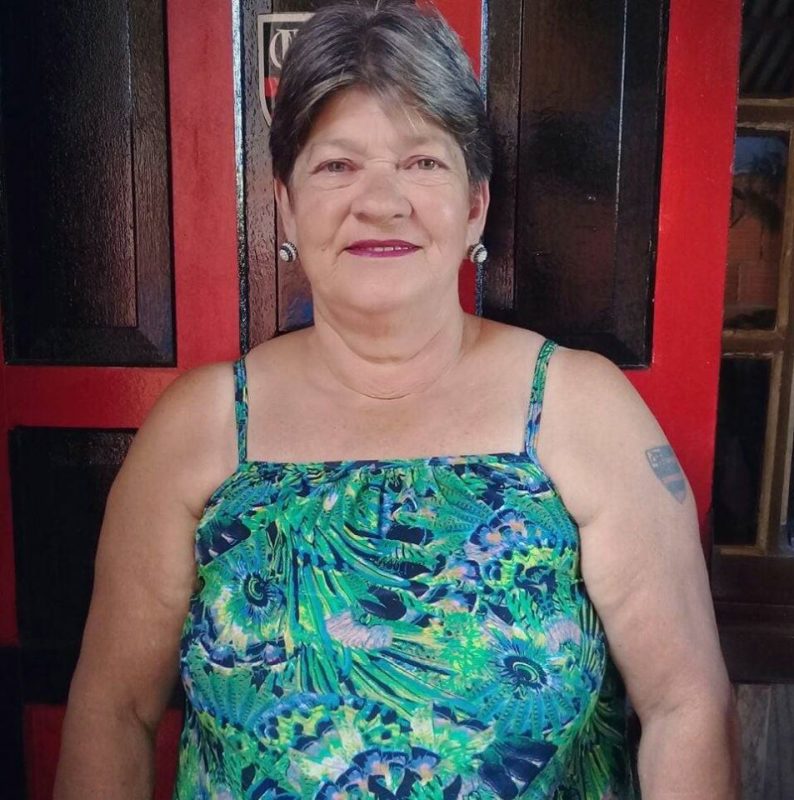Julia Tabalipa, 69 anos, morreu no dia 17 de abril no Hospital Marieta Konder Bornhausen, em Itajaí. Ela era moradora de Penha, no Litoral Norte, e estava na UTI (Unidade de Terapia Intensiva) desde o dia 31 de março para tratar um câncer. A suspeita da família é que Julia tenha contraído o vírus dentro do hospital. O resultado do exame saiu no dia 16 de abril. Confira a reportagem completa: <a href="https://bit.ly/2wZ466c">https://bit.ly/2wZ466c</a> - Reprodução/Facebook