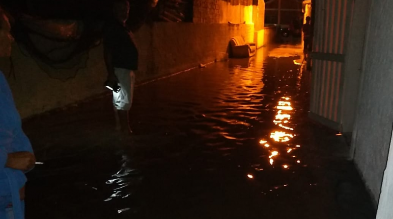 O munic&iacute;pio de Porto Belo foi assolado pela ressaca durante a madrugada nos bairros Perequ&ecirc; e Santa Luzia, onde uma casa foi tomada pela &aacute;gua – Foto: Defesa Civil/Divulga&ccedil;&atilde;o/ND