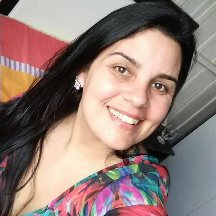 Ana Claudia Jose Luiz, 42 anos, morreu no sábado (11/4) no Hospital Regional de Araranguá. A professora da rede municipal de Sombrio, no Sul do Estado, estava internada desde o dia 29 de março. O exame que atestou a infecção foi feito na data da internação. Pelas redes sociais, Ana Claudia pedia que as pessoas ficasse em casa. Ela também afirmava ter fibromialgia, uma comorbidade para o vírus. Confira a reportagem completa: <a href="https://bit.ly/2ROrRoJ">https://bit.ly/2ROrRoJ</a> - Reprodução/Facebook