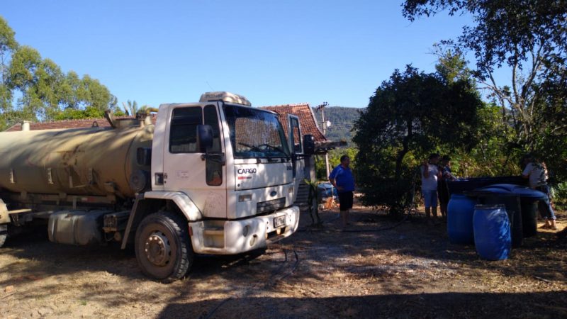 Caminhões-pipa estão abastecendo comunidade rural &#8211; Foto: PDE/ Divulgação