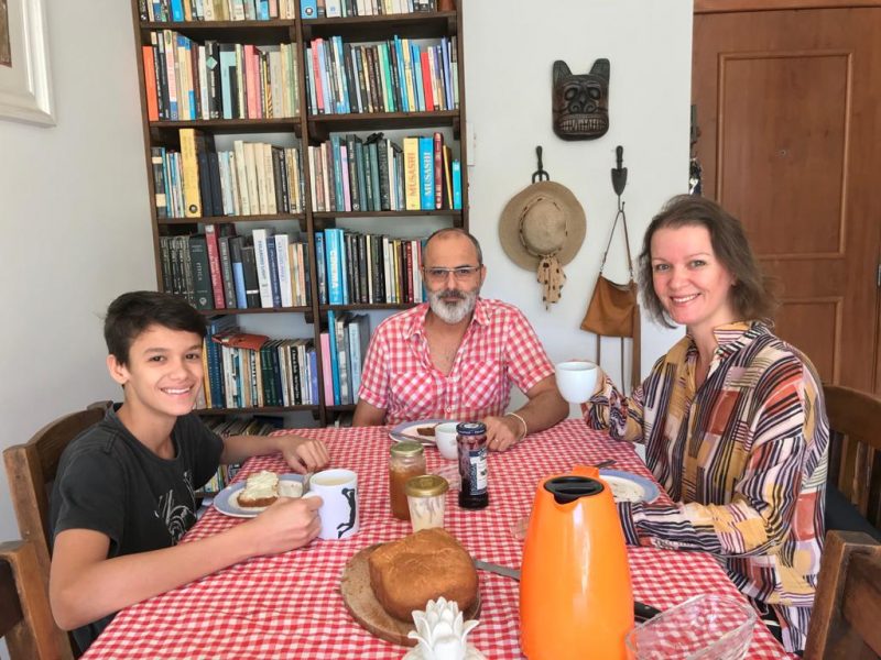 Arthur, Moacir e Geisa se preparam para saborear o pão caseiro recém saído do forno – Foto: Arquivo Pessoal/ND