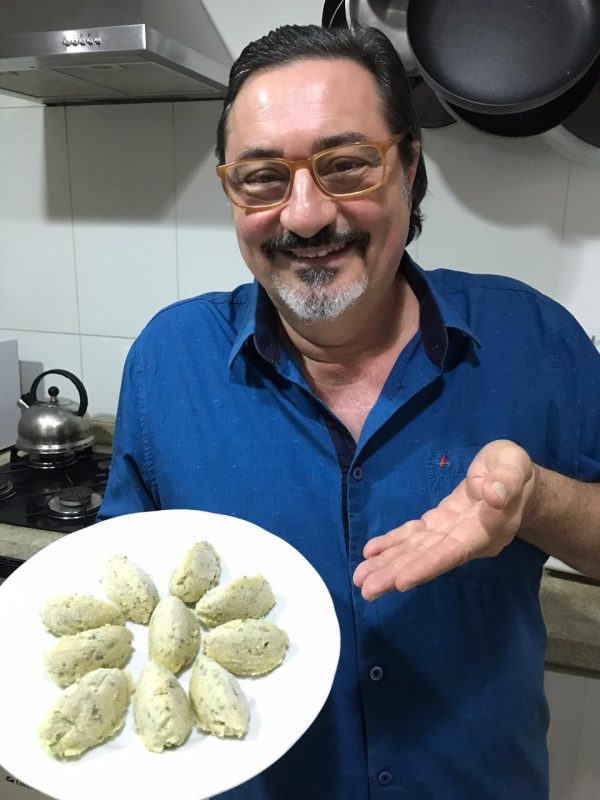 Lombardo também prepara deliciosos bolinhos de bacalhau para a entrada – Foto: Arquivo Pessoal/ND